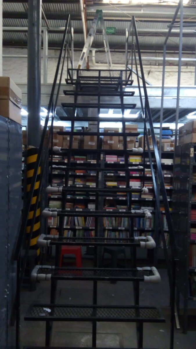 escalera metalica con metal desplegado