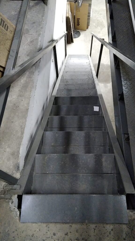 escalera metalica pintada con barandas vista vertical