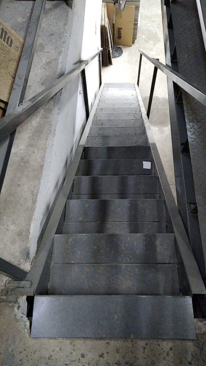 escalera metalica pintada con barandas vista vertical