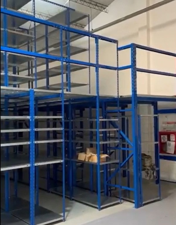 estanterias con pasarela